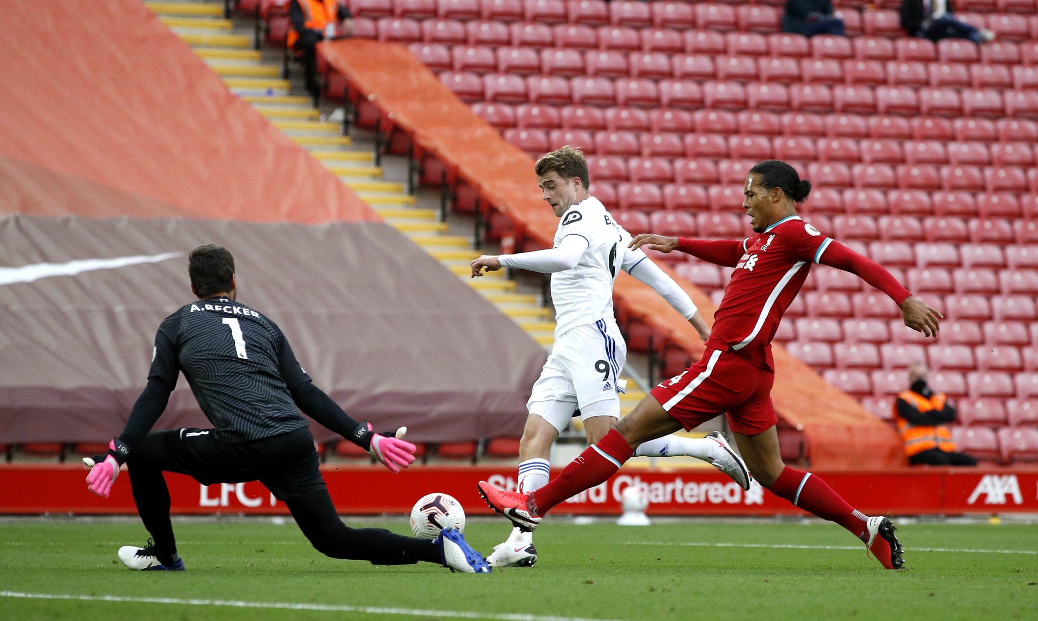 们并肩相比 们并肩相比